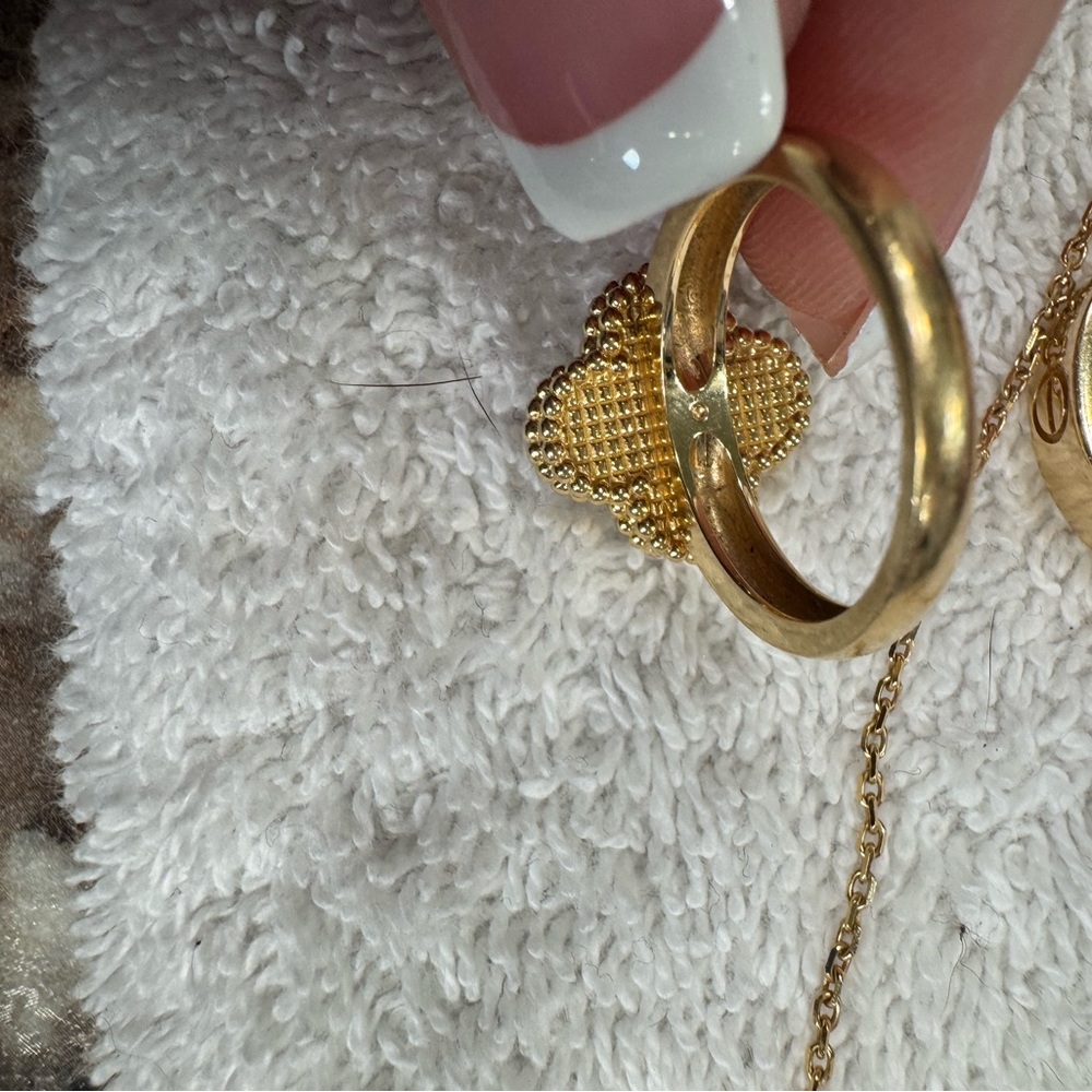 Van Cleef & Arpels Yellow Gold Mother Of Pearl and Diamond Vintage Alhambra Ring - Picture 4 of 6